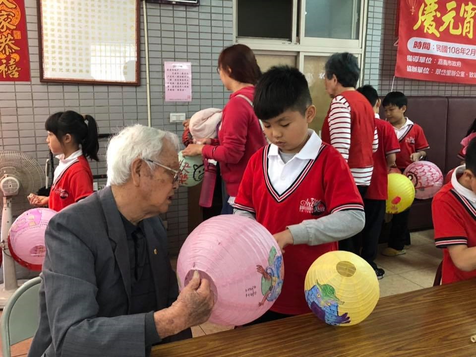 與社區年長者共同彩繪燈籠，歡度節慶